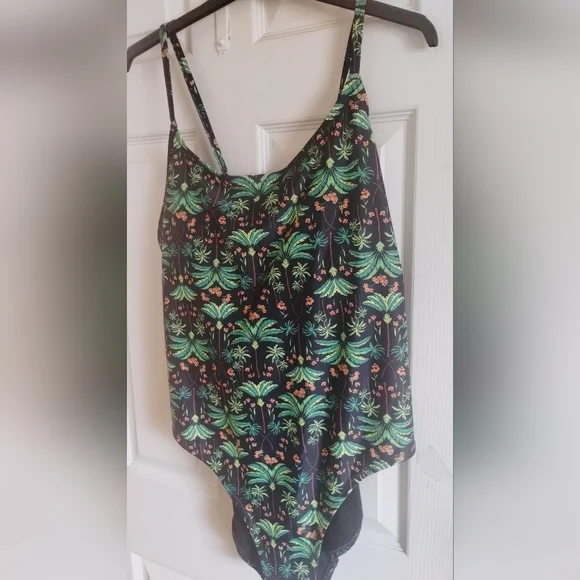 Old Navy Plus Size Tropical Print Women's Swimsuit - Picture 9 of 14